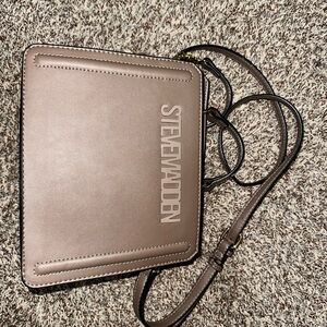 Steve Madden Brown Crossbody Bag with Structured Shape and Adjustable Strap